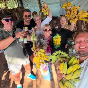 6. diena Ugandā. Ciemos pie šamaņa, kafijas karalienes un banānu alus brūvētāja